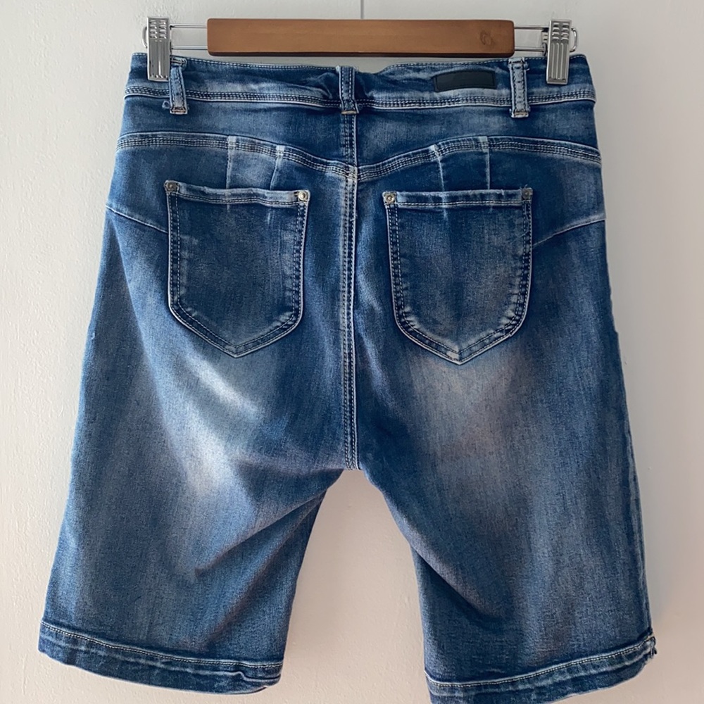 H & H stretch distressed jean shorts w/pockets. 6 - Picture 2 of 8